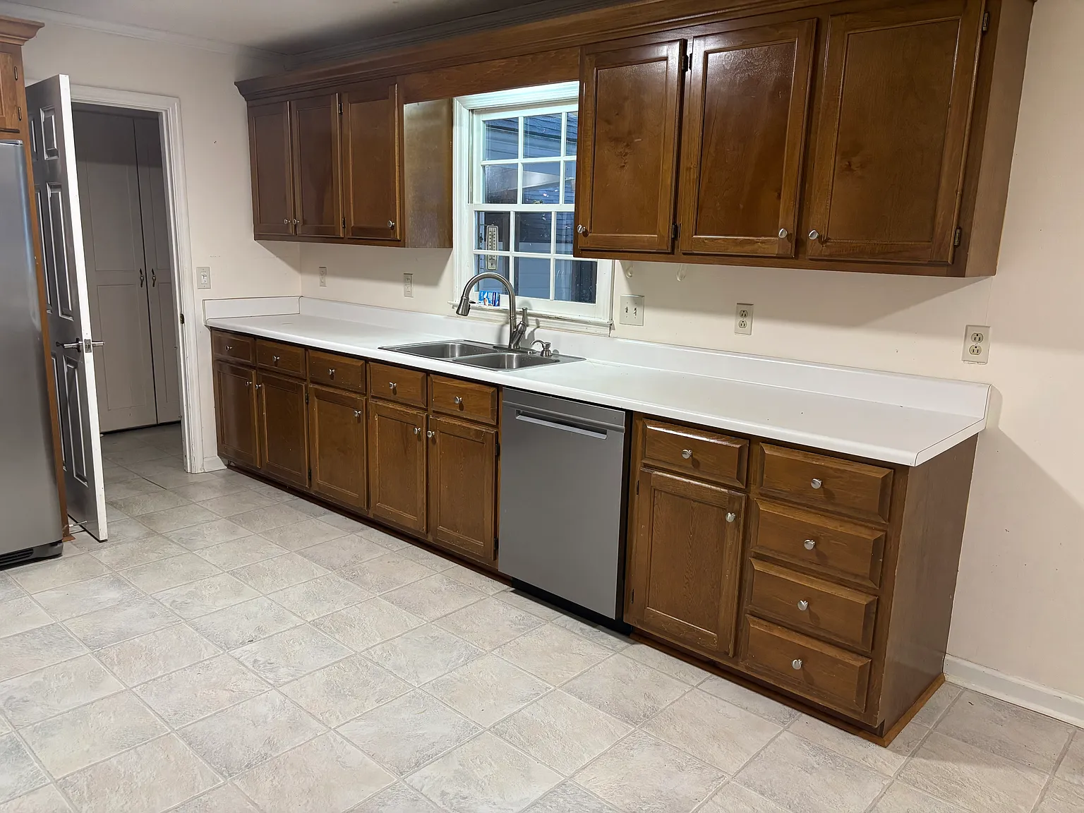 3 bed, 1948 sqft, $2,050 — Photo 2