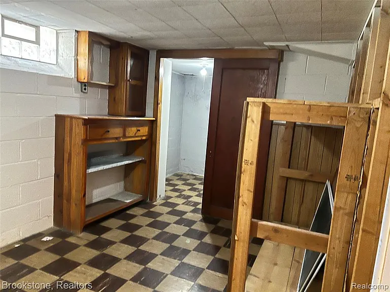 310 Albany St — Photo 32