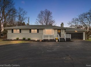 324 Brewster Rd, Rochester Hills, MI 48309