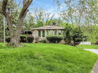 1 Fawn Hill Dr, Airmont, NY 10952