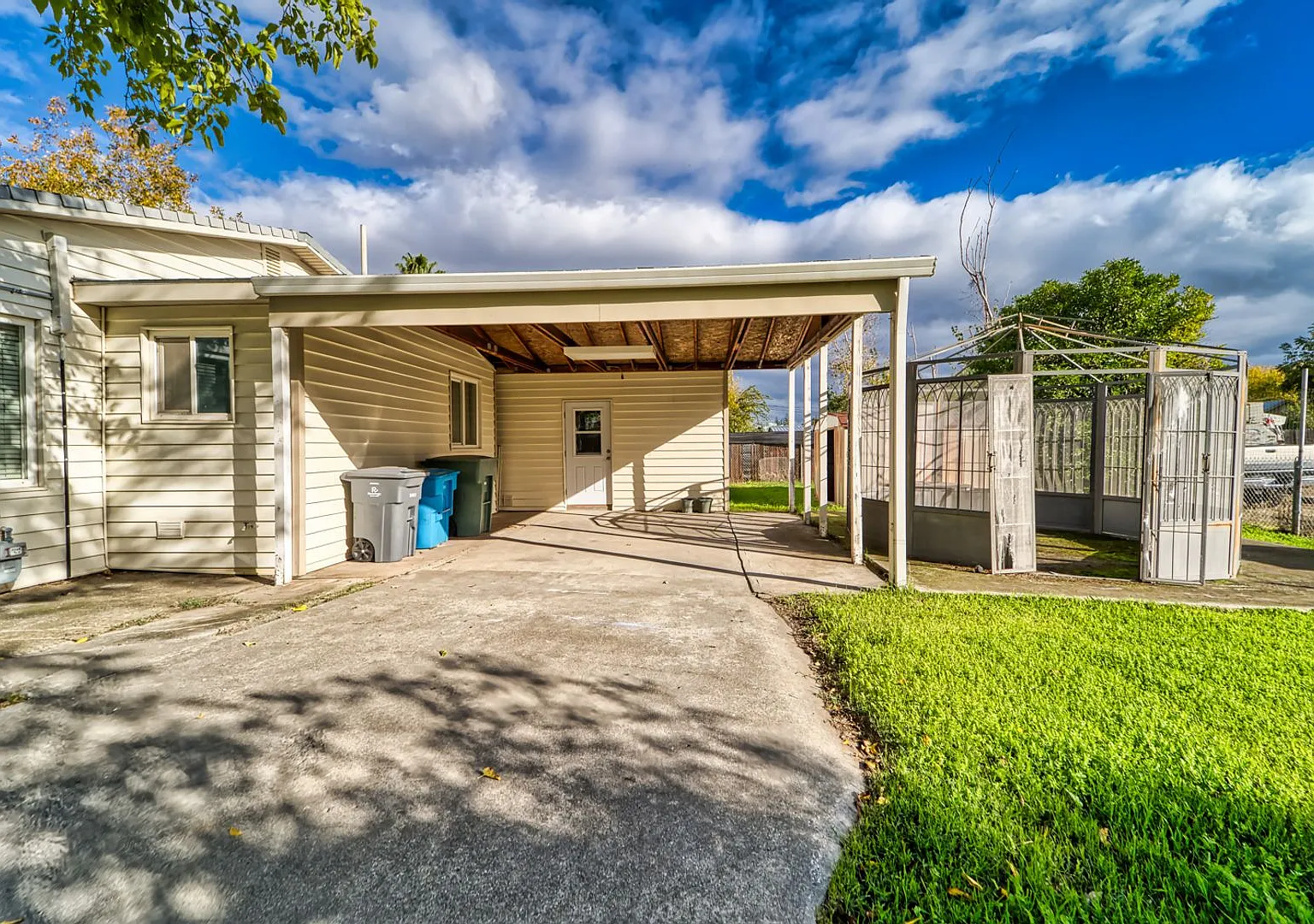 Beautiful 3-Bedroom Home with Extra Living Space and Modern Upgrades — Photo 3