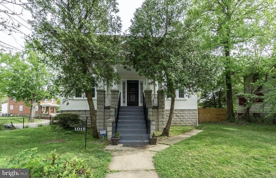 1015 Savannah St SE photo 1
