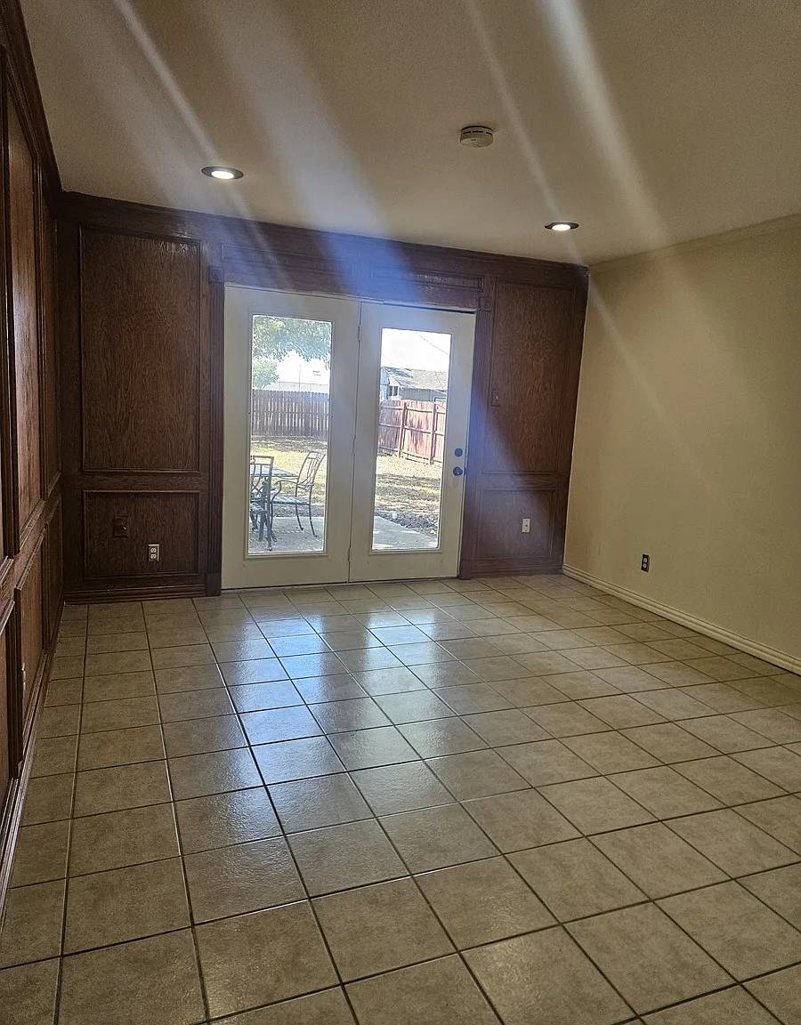 3 bed, 1.5 bath, 963 sqft, $1,650 — Photo 2
