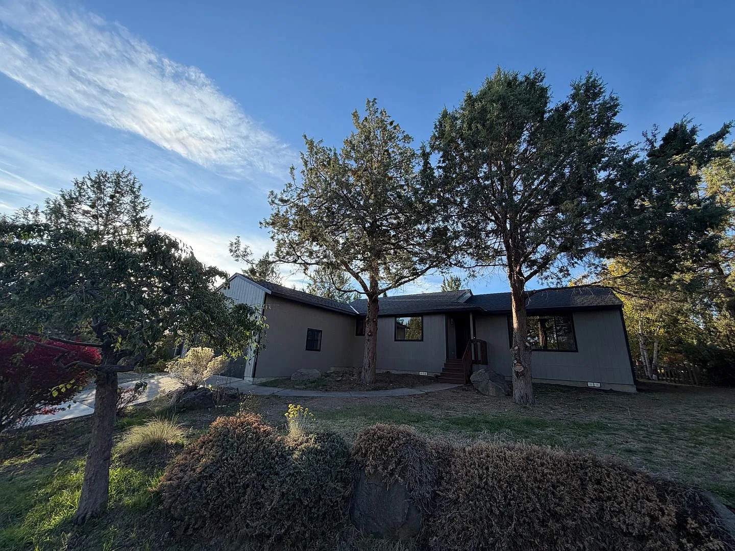 3 Bedroom / 2 Bathroom Home in NE Bend. — Photo 1