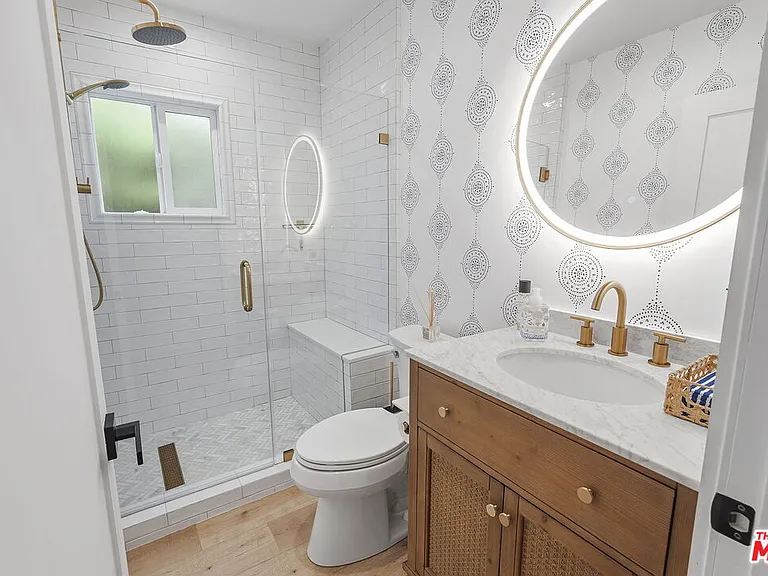 204 S Broadway — Photo 21