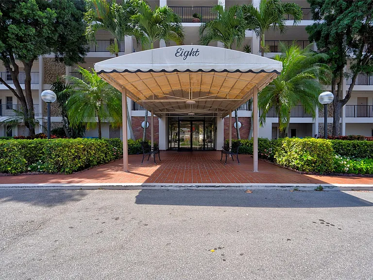 3050 N Palm Aire Dr #505 — Photo 8