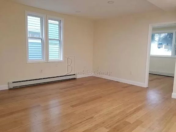5th image of 922 Logan Ave