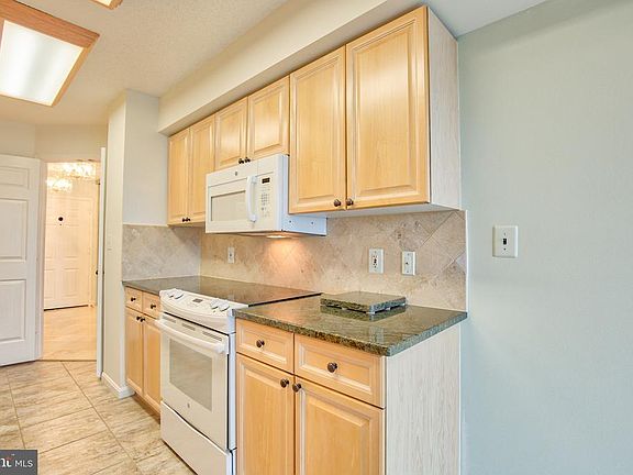 Gourmet Kitchen with granite and backsplash