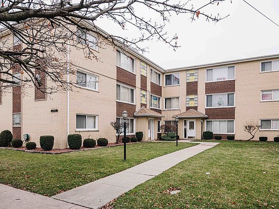 2nd image of 6319 S Oak Park Ave #3B