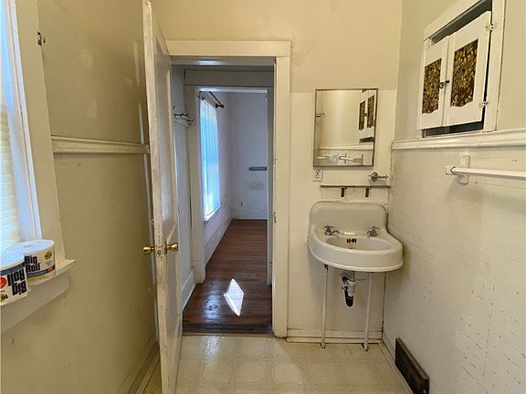 3rd image of 422 E Leland Ave