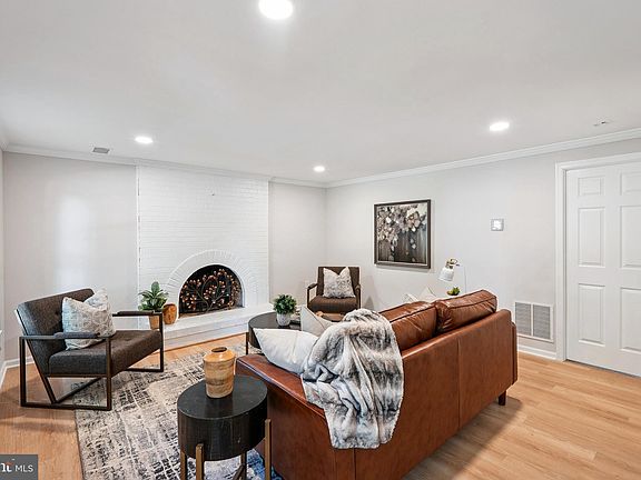 3rd image of 4717 Iris Pl