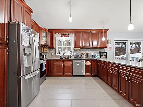 4th image of 23 Hazelwood Road N