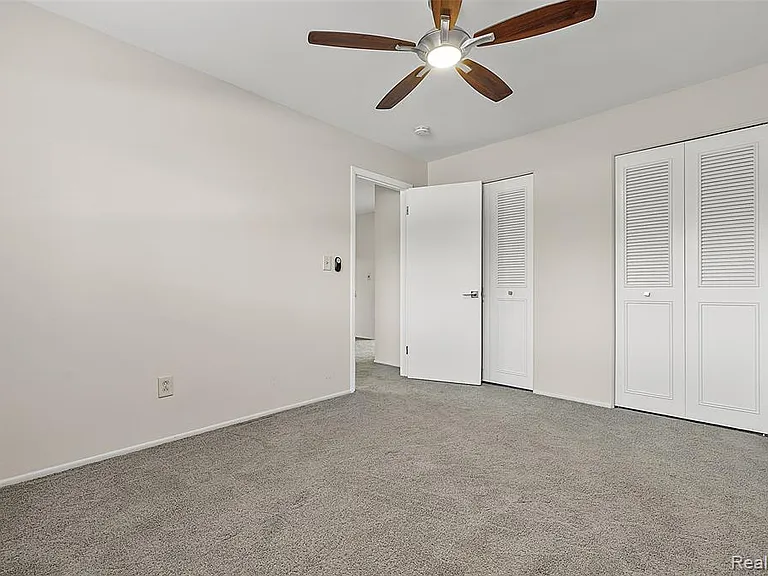 2859 E Maple Rd #15 — Photo 13