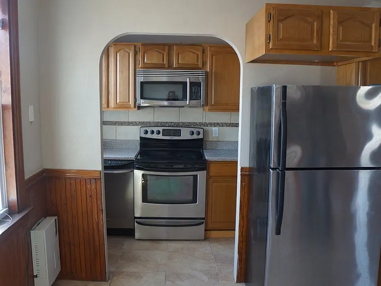 Full kitchen: Angle 1