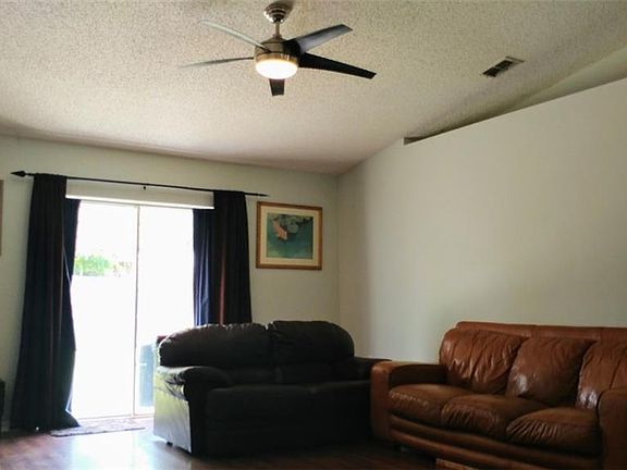 4th image of 975 Vanderbilt Dr