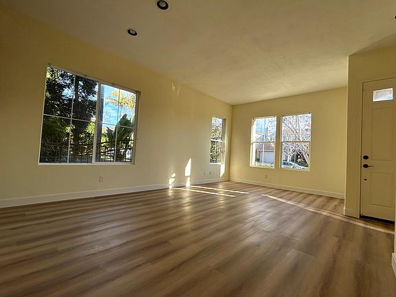 2nd image of 4460 Calle Mar De Armonia