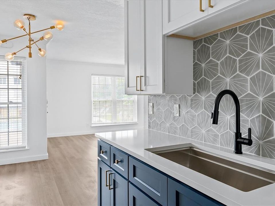 1st image of 900 S Lamar Blvd APT 206