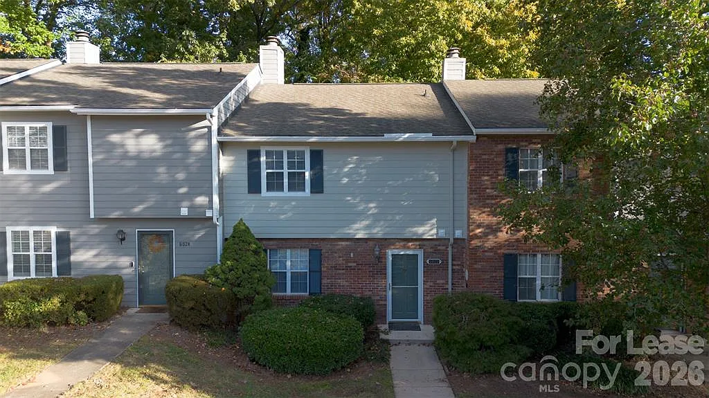 3 bed, 2.5 bath, 1270 sqft, $2,100 — Photo 2