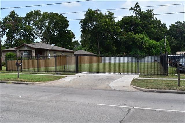 1st image of 874 N Victory Dr