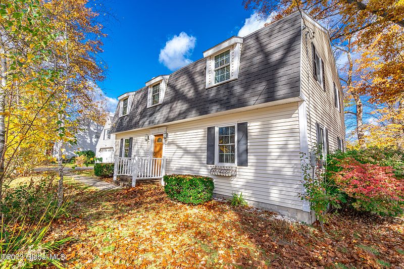 3rd image of 143 Acorn Drive