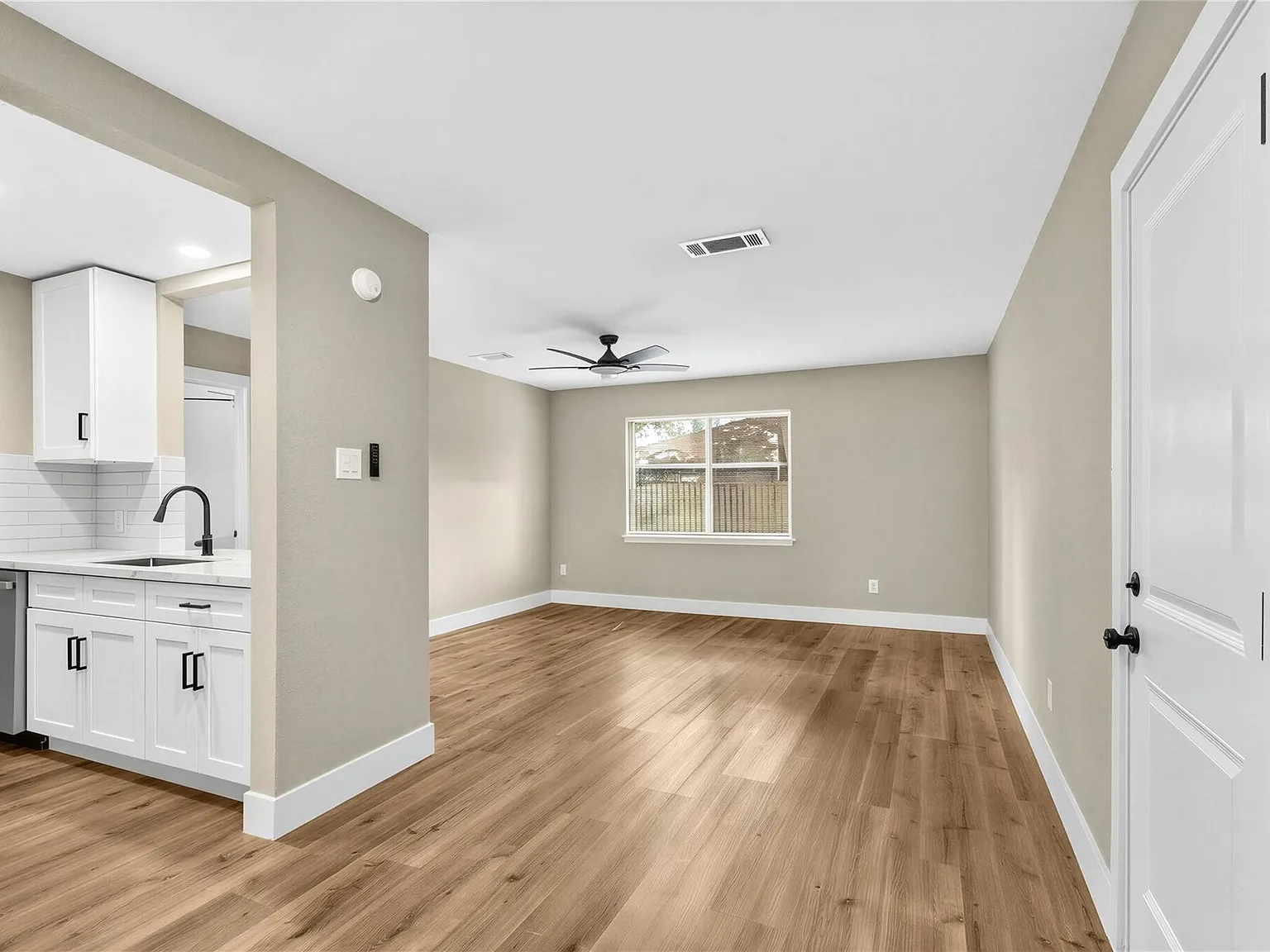 3 bed, 2.0 bath, 1074 sqft, $1,650 — Photo 4