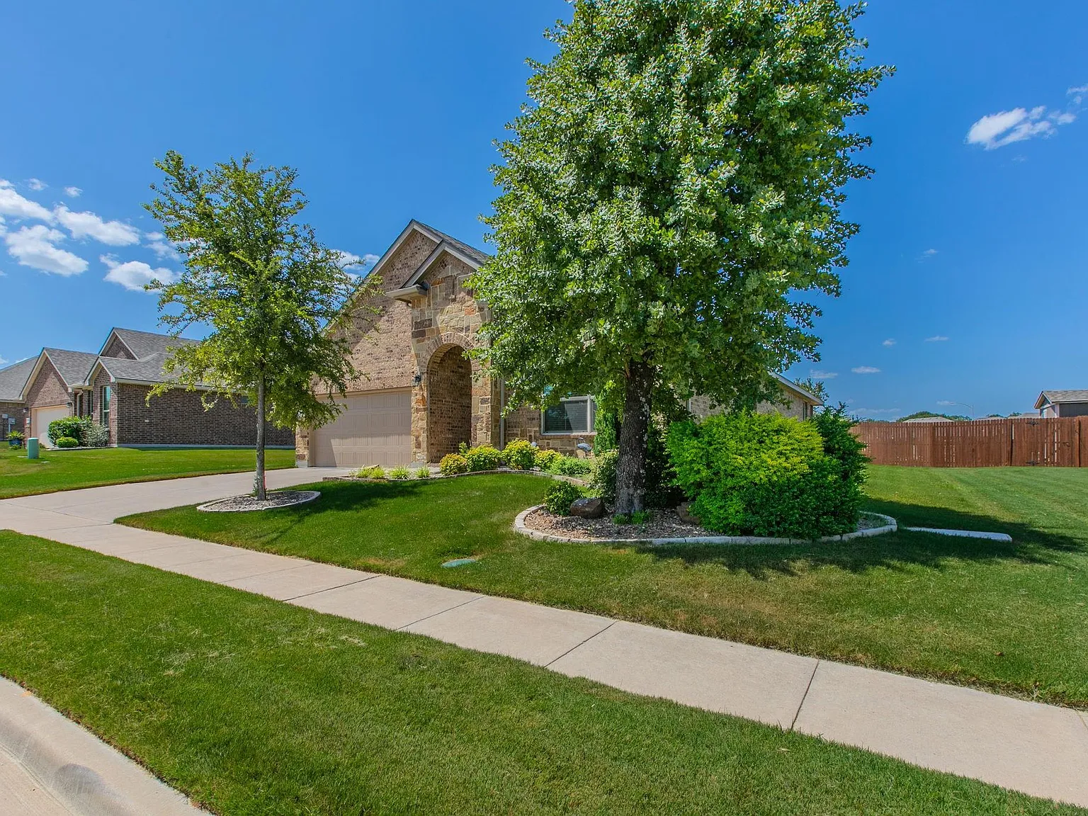 4 bed, 2023 sqft, $2,600 — Photo 3