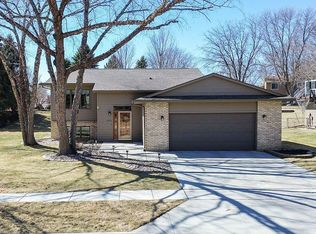 1613 E Rushmore Dr, Brandon, SD 57005