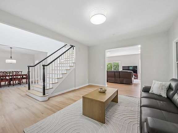 4th image of 374 Sharon Dr
