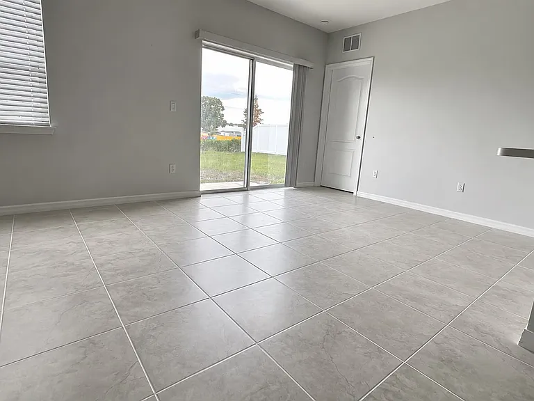 412 Burnham Cir — Photo 5