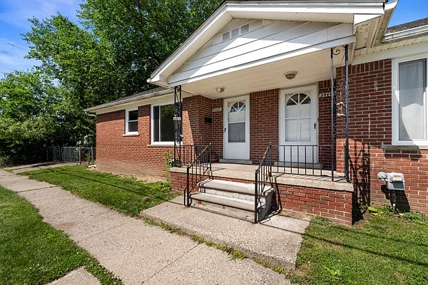 23437 Peters Ave — Photo 2