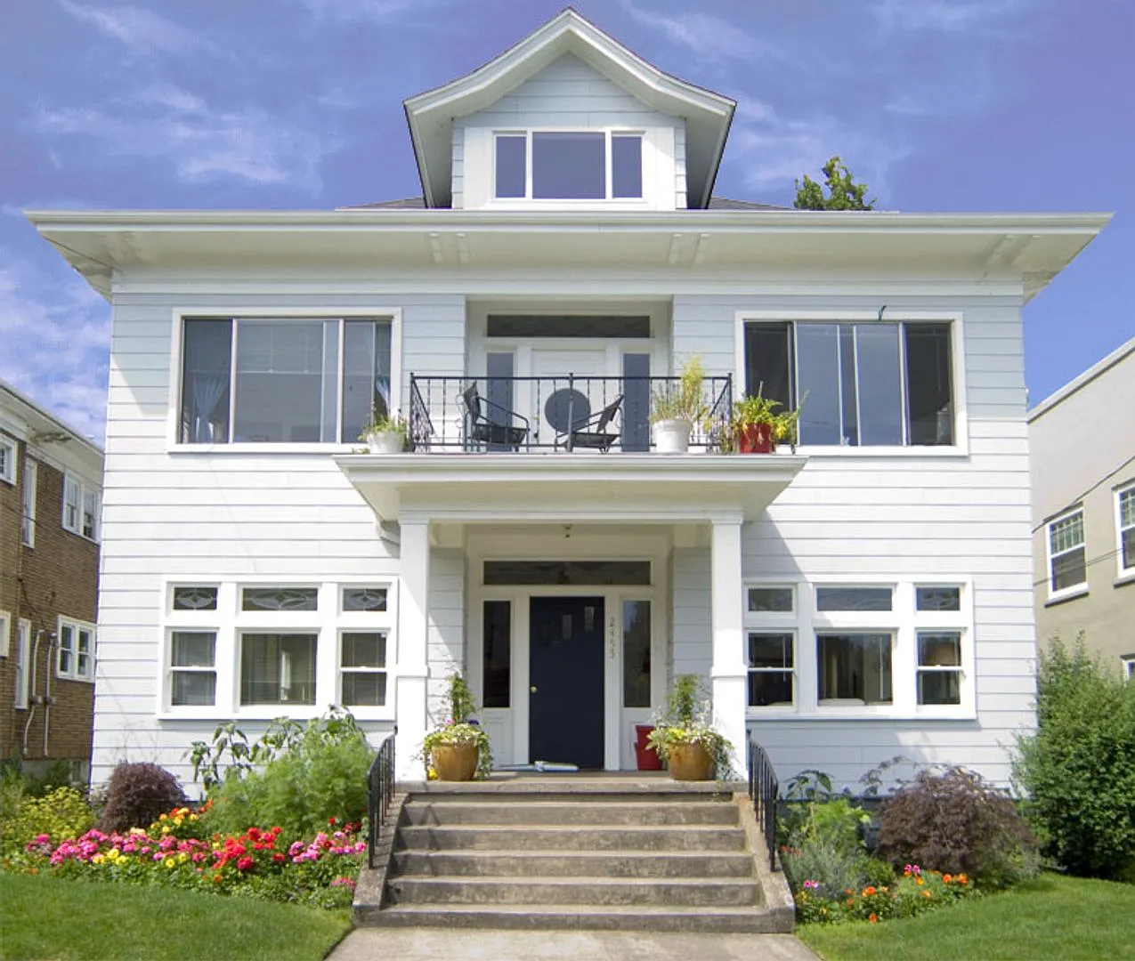 Lovely Vintage 4 Plex on NW Northrup — Photo 2