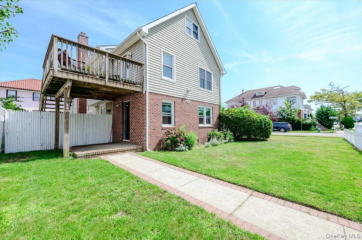 2 bed, 1.0 bath, 2700 sqft, $3,200 — Photo 2