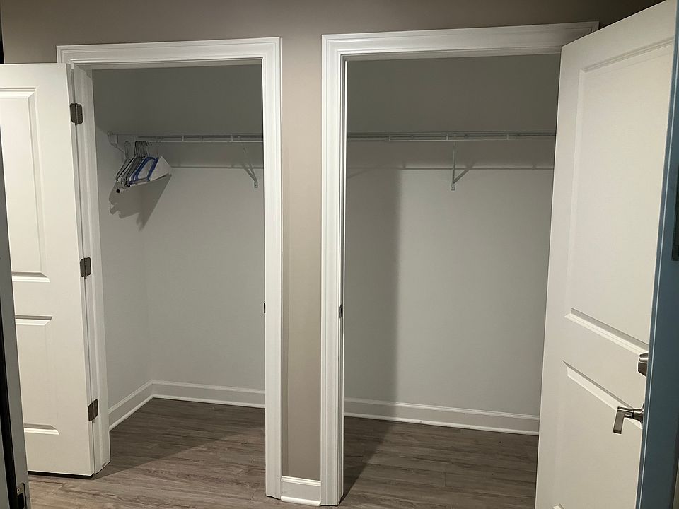 This added storage space ensures your entryway remains clutter-free, making it both practical and stylish. Perfect for keeping your home organized and your belongings easily accessible.