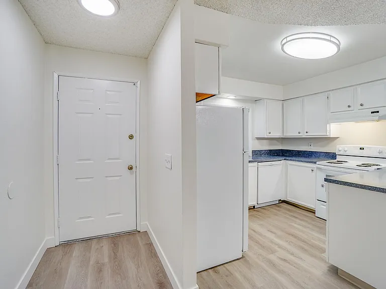 Charwin Court Apartments — Photo 44