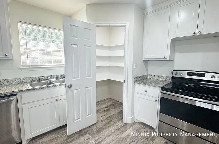 1519 E 14th St — Photo 5
