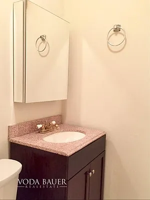 Rented by Voda Bauer Real Estate | media 28