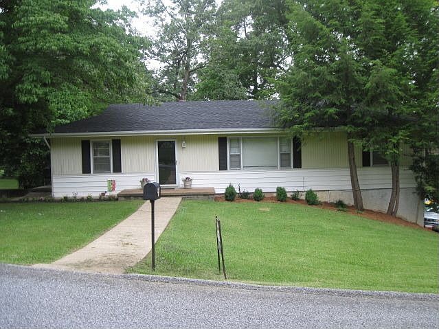 Large Rivermont Home on Double Lot.