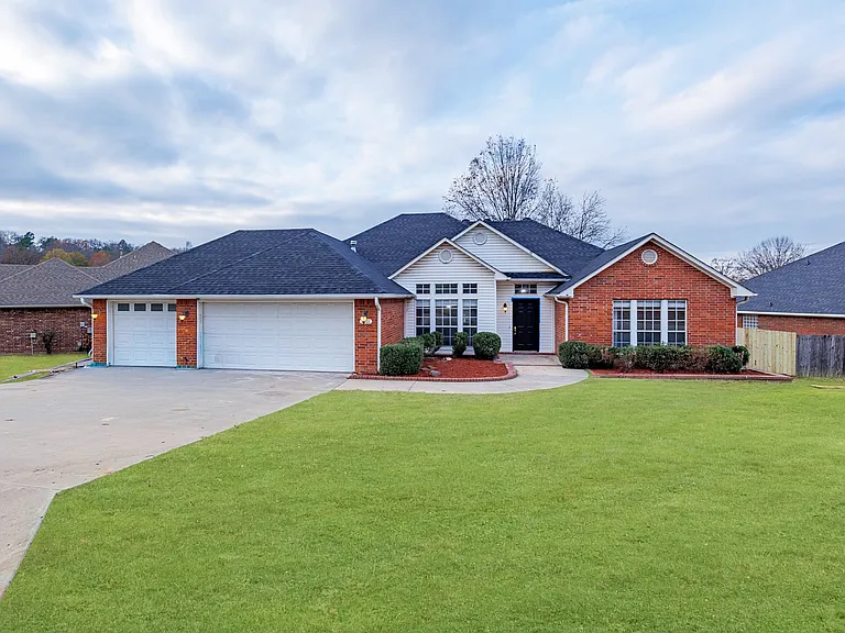 3401 Kinross Dr — Photo 1