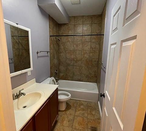 3rd image of 3342 S Grand Blvd #1F