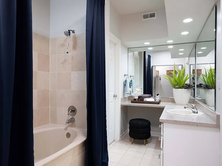 Willow Lake Apartments — Photo 10