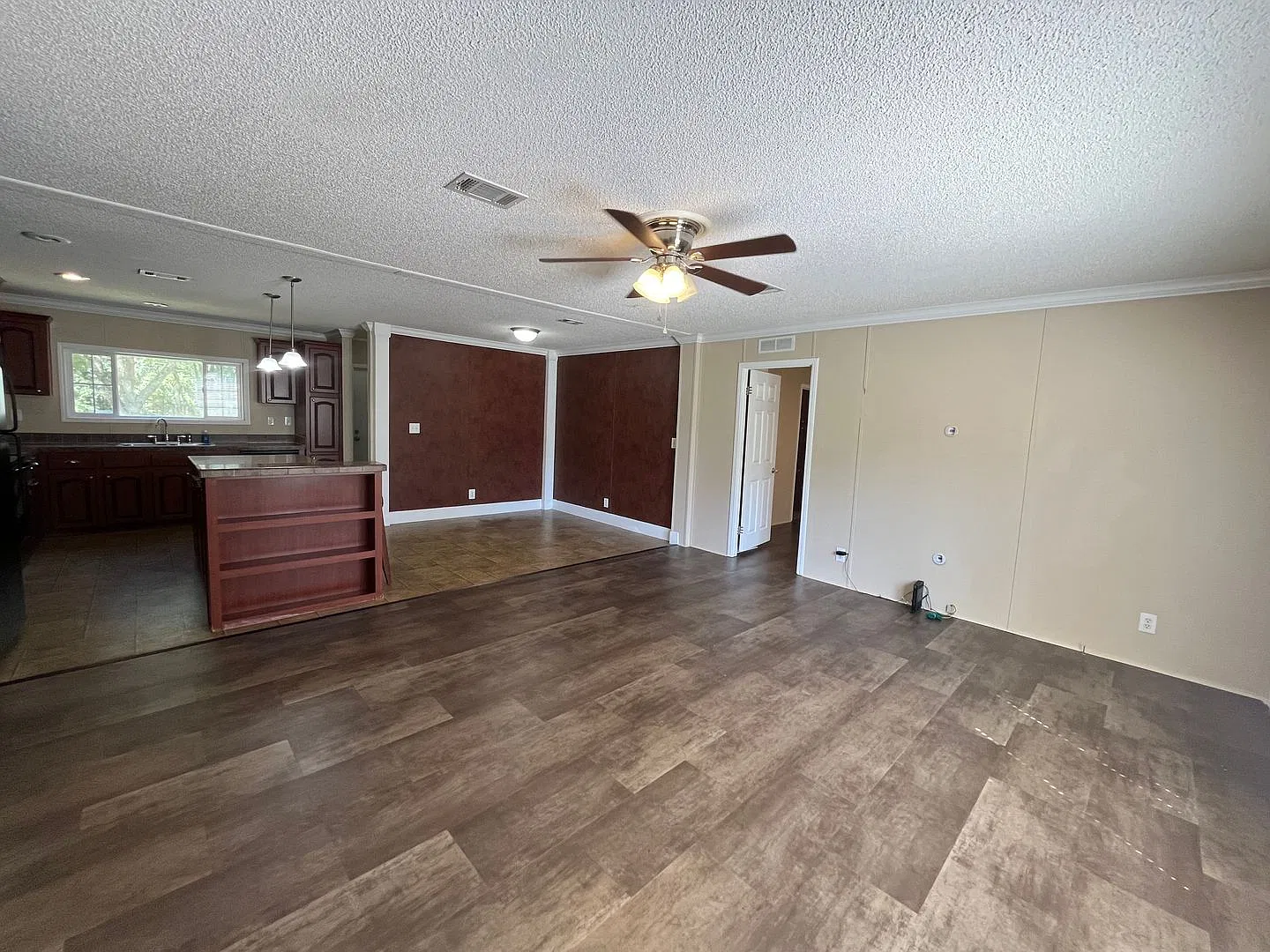 Country Living at it's finest! 4 Bedroom, 2 bath Manufactured home on 1 acre — Photo 4