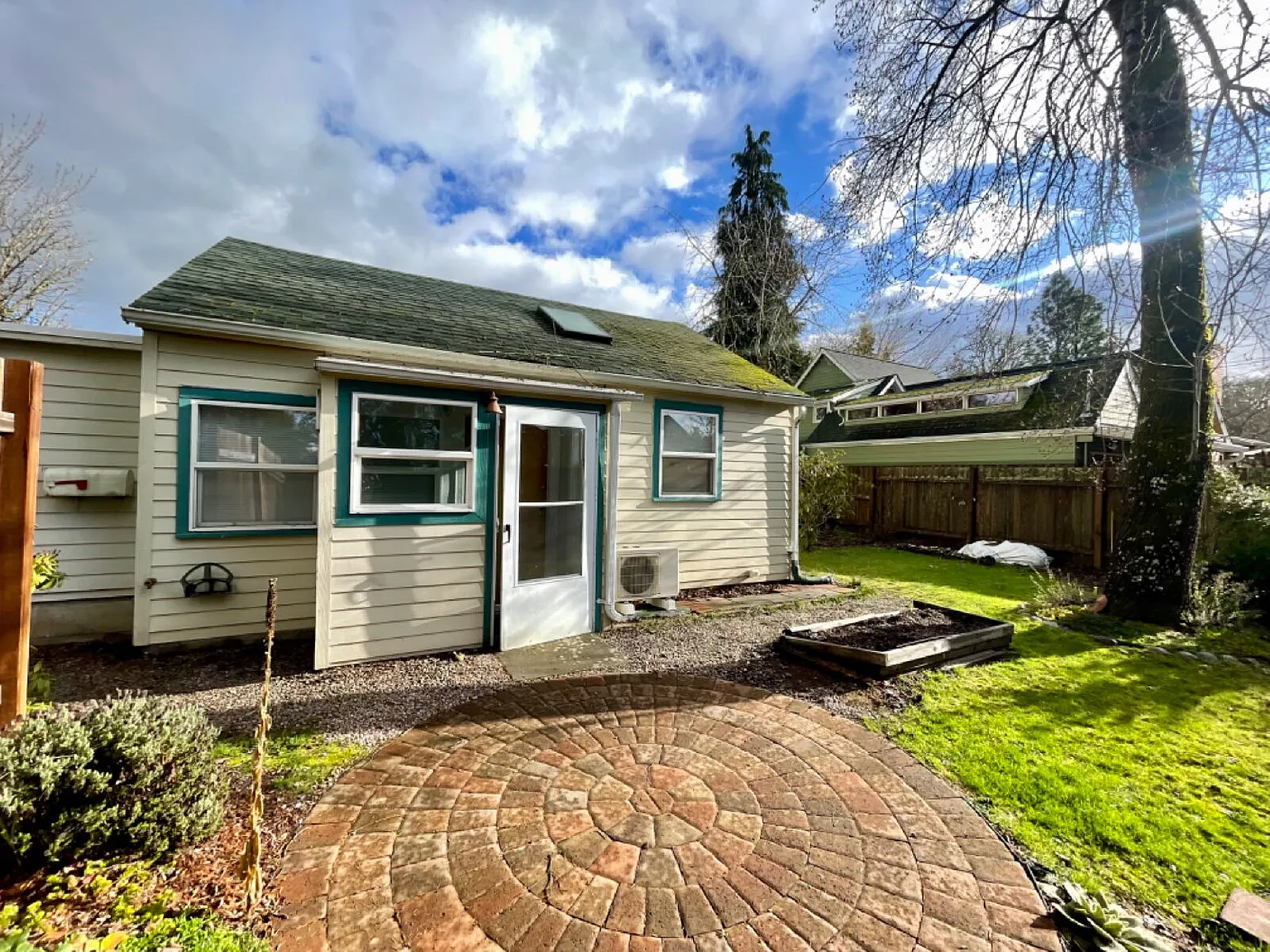 2 bed, 1.0 bath, $1,395 — Photo 2