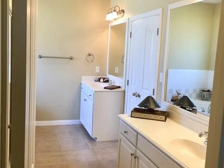 1701 Chatham Ln — Photo 6