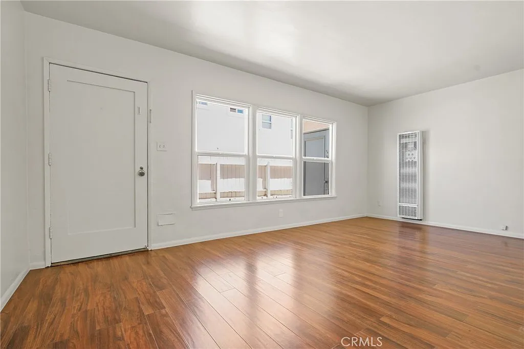 2 bed, 700 sqft, $2,300 — Photo 3