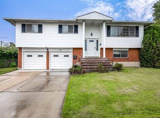 1 Jeffrey Ct, Syosset, NY 11791