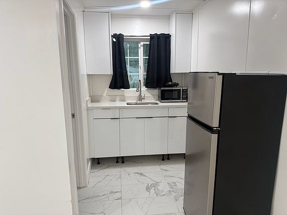 4th image of 3217 Knoll Way
