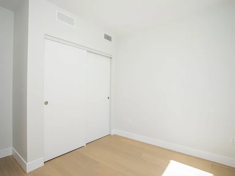 423 6th St #211 — Photo 14