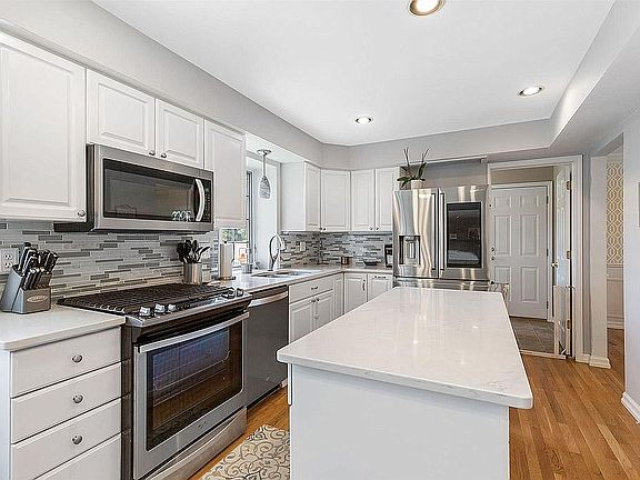 3rd image of 3042 Caswell Dr