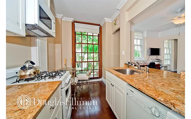 Sold by Douglas Elliman | media 22