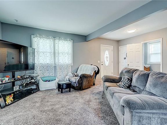 5th image of 64 Bancroft Dr
